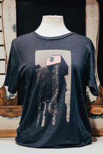 Charger l'image dans la galerie, t-shirt Très normale bleu maison rose - vintage artisanal pink house Montréal Québec hand printed