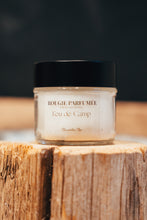 Charger l'image dans la galerie, Camping\chalet du Québec (bois fumé sous des notes de cèdre et de pin), douillet et chaleureux soya coco wax candel artisanal quebec handmade montreal pine cedar campfire scent home bougie chandelle fait main montreal quebec bougie parfumée scented candel cire de soya et noix de coco feu de camp chalet camping quebec cozy chaleureux scent smoked pine cedar maison réconfort confort relaxant relaxation détente