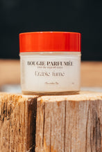 Charger l'image dans la galerie, soya coco wax candel artisanal quebec handmade montreal smoked sugarshack scent home bougie chandelle fait main montreal quebec bougie parfumée scented candel cire de soya et noix de coco sucre d'érable fumé maison réconfort confort relaxant relaxation détente