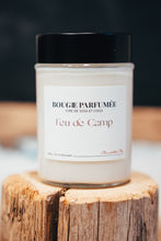 Charger l'image dans la galerie, Camping\chalet du Québec (bois fumé sous des notes de cèdre et de pin), douillet et chaleureux soya coco wax candel artisanal quebec handmade montreal pine cedar campfire scent home bougie chandelle fait main montreal quebec bougie parfumée scented candel cire de soya et noix de coco feu de camp chalet camping quebec cozy chaleureux scent smoked pine cedar maison réconfort confort relaxant relaxation détente