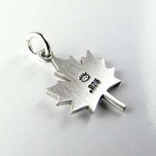 Charger l'image dans la galerie, Collier pendentif en argent - Feuille d'érable du Canada