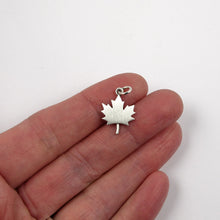 Charger l'image dans la galerie, Collier pendentif en argent - Feuille d'érable du Canada