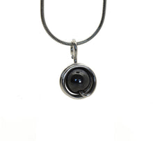 Charger l'image dans la galerie, Pendentif pour femme simple hématite noir ManifestDesign