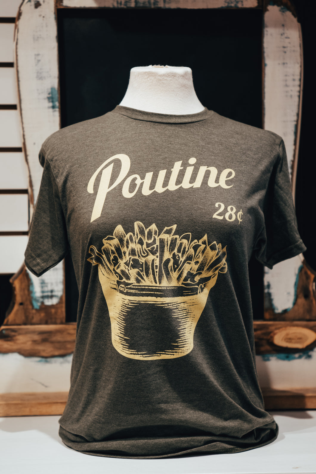 t shirt poutine vintage green quebec gravy french fries cheese curds tee shirt poutine canada national dish meal plat national canada quebec montréal hand printed