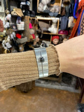 Charger l&#39;image dans la galerie, Bracelet pour femme léger avec hématite  - Petit
