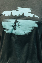 Charger l&#39;image dans la galerie, T-shirt imprimé de Montréal - Vélo et vue de Montréal
