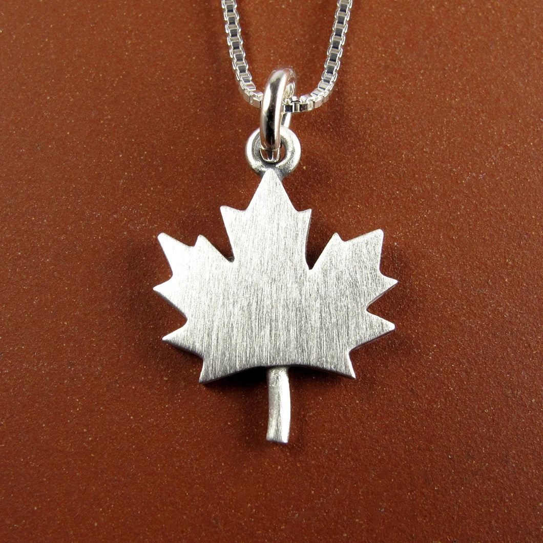 Collier pendentif en argent - Feuille d'érable du Canada