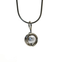 Charger l&#39;image dans la galerie, Pendentif en aluminium anodisé orné d&#39;une bille en nacre Manifest Design
